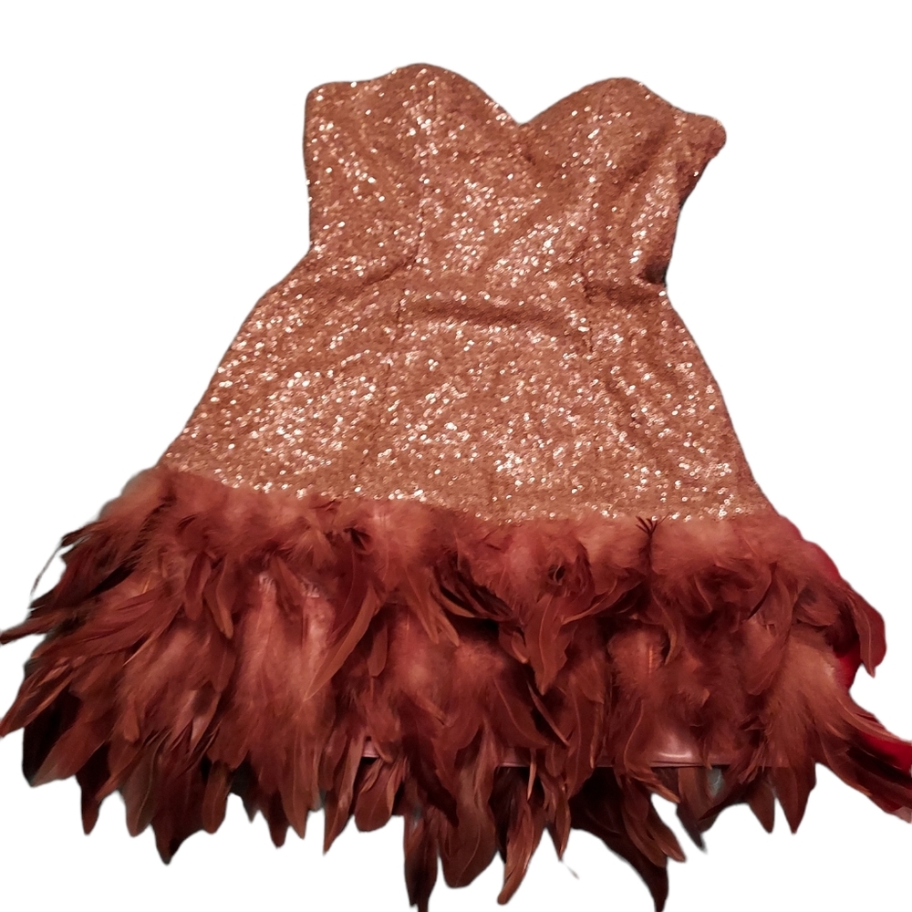 DDNY BY DANIELLE Gold sequels with feathers size 4